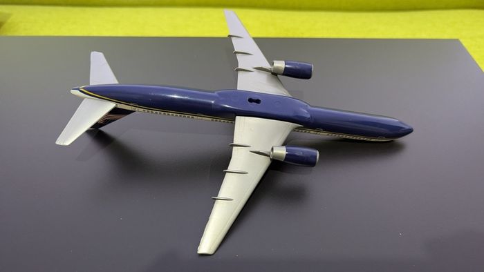 North American 1:200 scale model airplane, Boeing 757 aircraft, made by Wooster