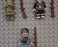 Lego compatible, military figures, American / Italian / German infantry. 15 figures plus rifles.