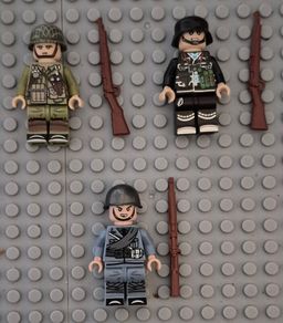 Lego compatible, military figures, American / Italian / German infantry. 15 figures plus rifles.