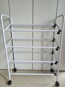 Shoe rack on the wheels
