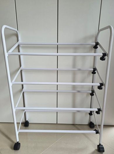 Shoe rack on the wheels