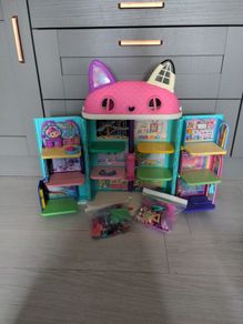 Gabby's Dollhouse with characters and room accessories
