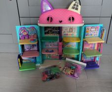 Gabby's Dollhouse with characters and room accessories