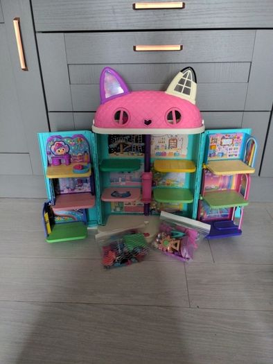 Gabby's Dollhouse with characters and room accessories