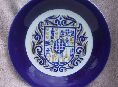 SARGADELOS porcelain (Spain) - large & decorative armorial plate (10.5" / 267mm diameter). PRICE REDUCED