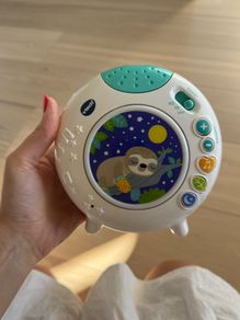 VTech Baby Sleepy Sloth Cot Light, with Colourful Light Pattern Projection, Nature Sounds & Soothing Lullabies
