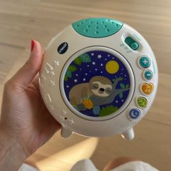 VTech Baby Sleepy Sloth Cot Light, with Colourful Light Pattern Projection, Nature Sounds & Soothing Lullabies