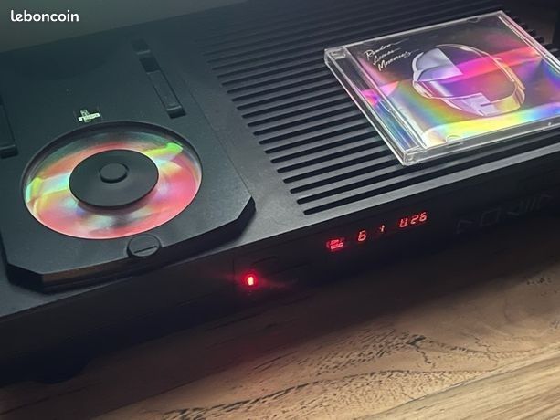 Mega Rare 1st edition Rega Planet CD Player Audiophile Quality one of the greatest Analog Sounding players ever made in great condition with original Remote Stunning