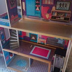 Dollhouse with accessories