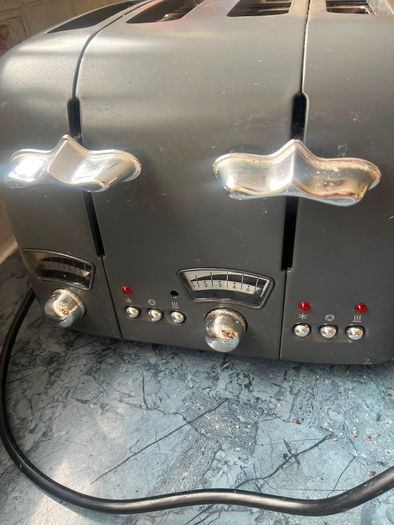 kettle and toaster - Delonghi