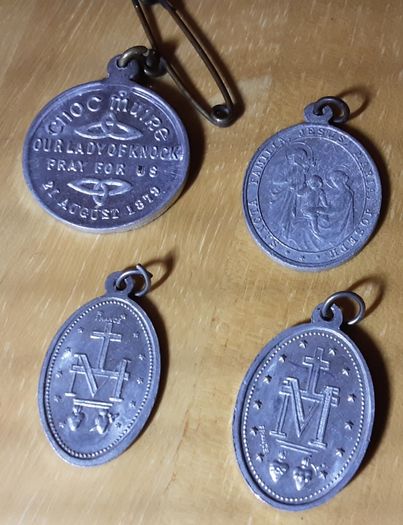 four vintage religious medals (b), tub 3