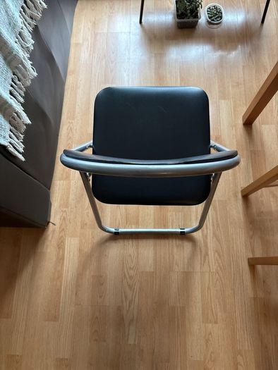 Foldable chair (cushioned)