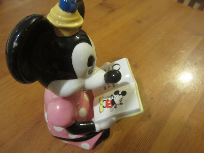 Vintage minni mouse reading, ceramic