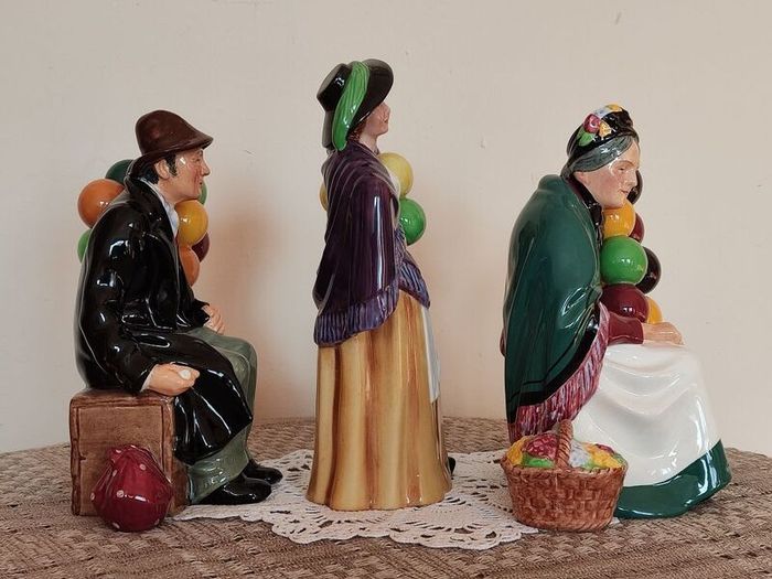 Vintage porcelain figurines family of balloon sellers by Royal Doultot . 85 euro each