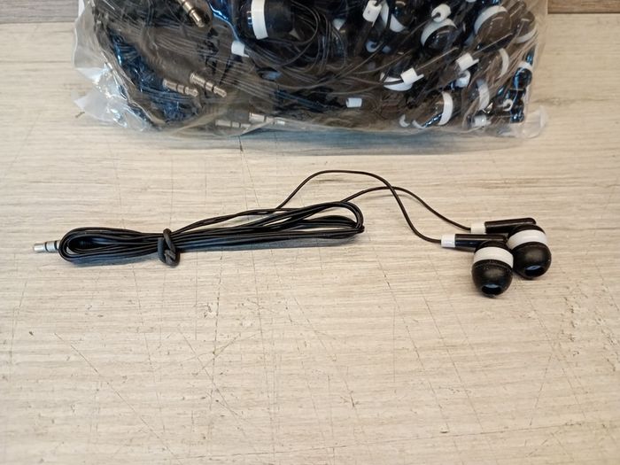 Bulk earphones 100x Pack | Basic Earbuds, Dot Headphones, Black in-Ear Earbuds, Disposable Headphones, 3.5 MM Audio Jack Stereo Earphones for Schools, Kids, Classrooms & Libraries