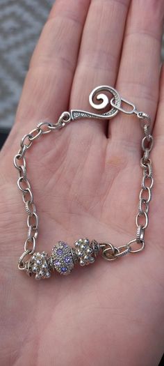 Vintage jewelry is sold individually for 5 to 10 euros