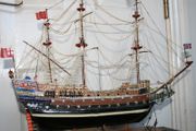 ROYAL SOVEREIGN 1637 Famous British Ships -Seas Model Ship L-18" H-17"