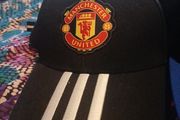 1 man utd baseball cap,,2 snapback caps 13e each or 3 for 30