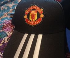1 man utd baseball cap,,2 snapback caps 13e each or 3 for 30