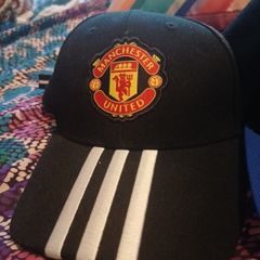1 man utd baseball cap,,2 snapback caps 13e each or 3 for 30
