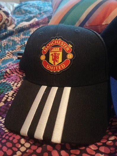 1 man utd baseball cap,,2 snapback caps 13e each or 3 for 30