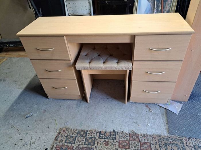 bedroom desk and chair