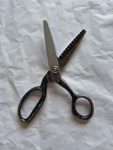 Vintage ZigZag Scissors