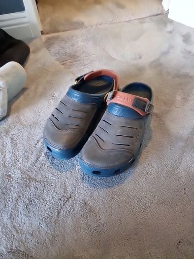 crocks size 11