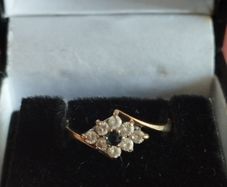 9ct gold cluster ring.