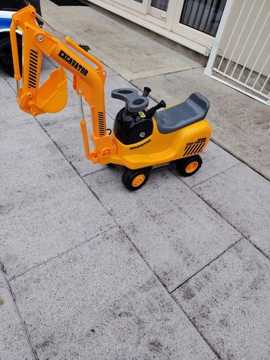 Junior Road Builder ride-on excavator