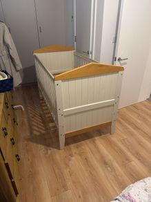 Mama & Papa Baby Cot with mattress with small strain in good condition