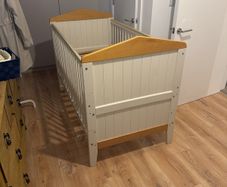 Mama & Papa Baby Cot with mattress with small strain in good condition