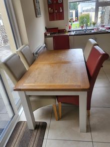 Extendable Dining Table with 6 chairs