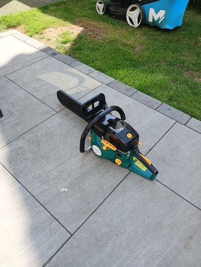 Petrol chainsaw