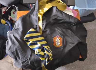 Harry potter Hufflepuff robe and tie Halloween costume