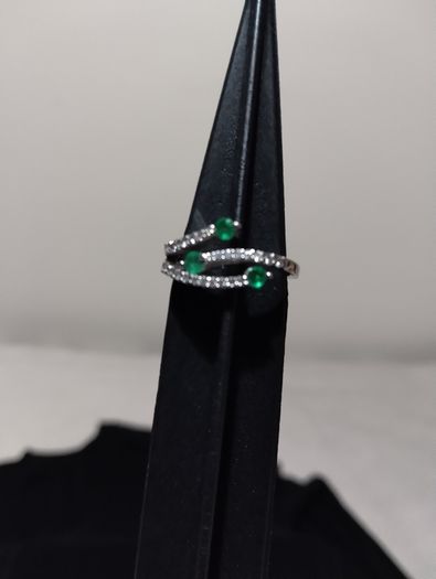 18ct white gold diamond and emerald dress ring
