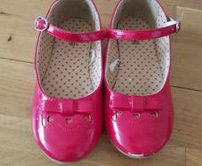 Girl's shoes