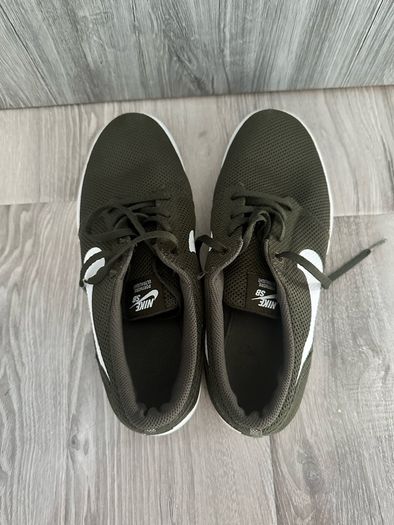 Nike Trainers - UK 9