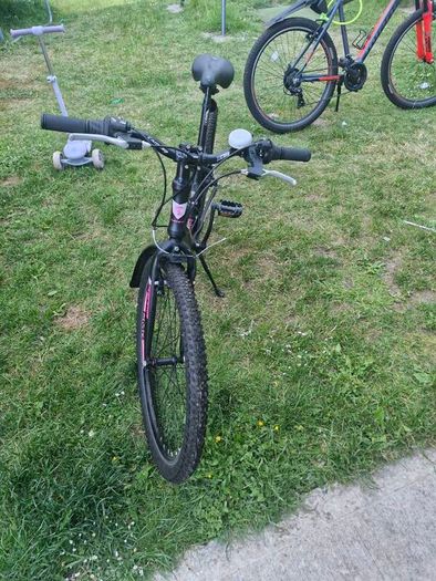 2 like new mountain bikes 150 for males bike 100 for smaller bike