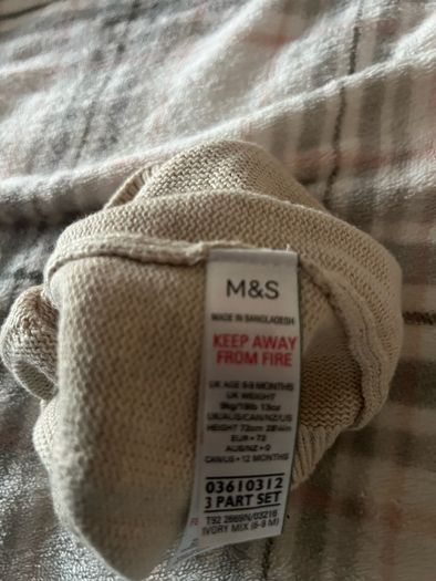 Girls hat 6/12 mths