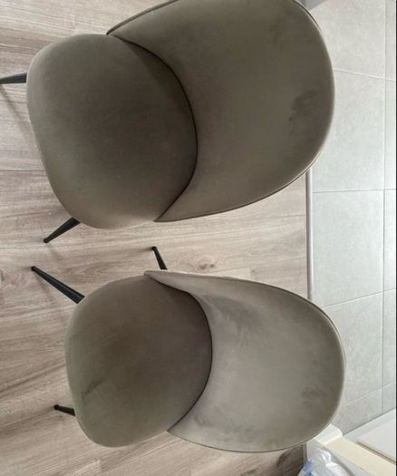 table with 4 chairs