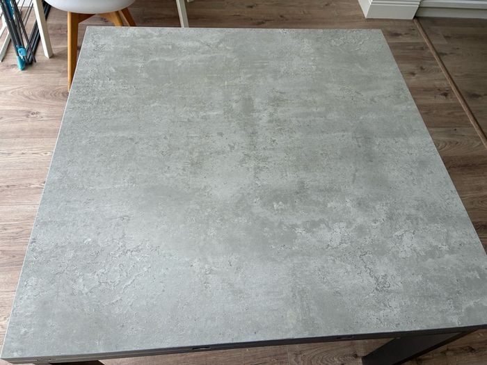 Extendable dining table