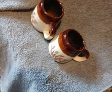 2 cermic vintage mugs