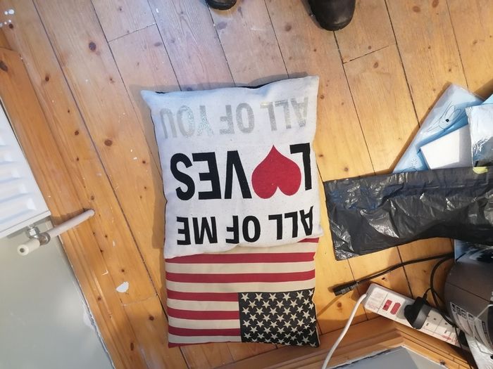 Black rug 2x1m, foot stools, picture, game chair, arm broken.