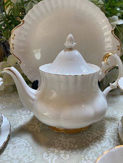 Royal Albert "Val D'or " tea set