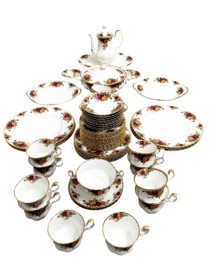 60 pieces Royal Albert Old country roses set with teapot and tureen