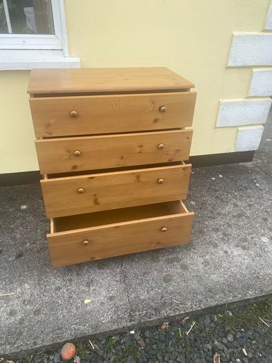 chest of drawers