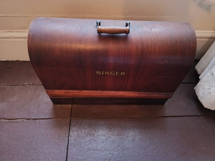 Vintage Singer Sewing Machine with Case
