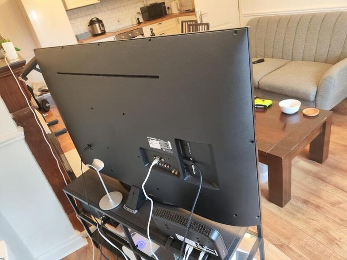 LG 50" 4K Ultra HD Smart TV (50UM7450PLA) - Excellent Condition