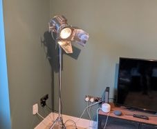 Tripod floor lamp